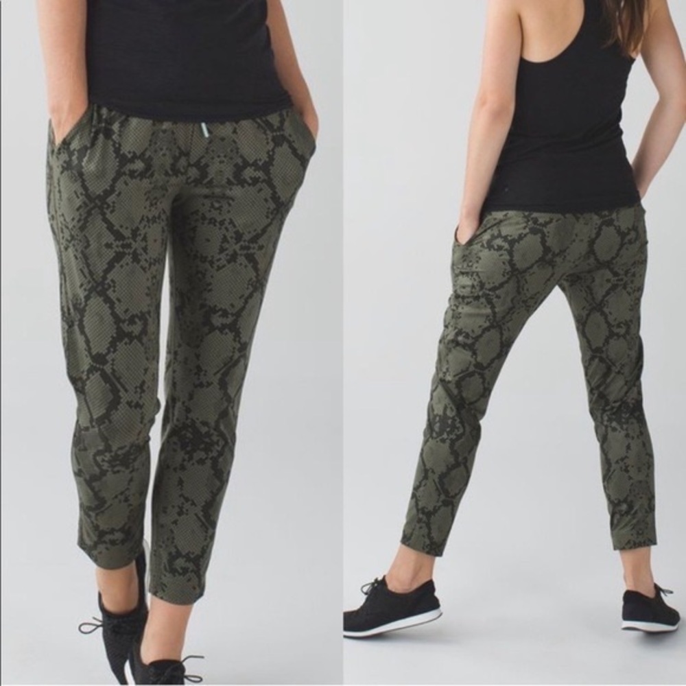 Lululemon Jet Crop (Slim) *Luxtreme - green snakeskin print. Sz 4 -No Size Dot,
